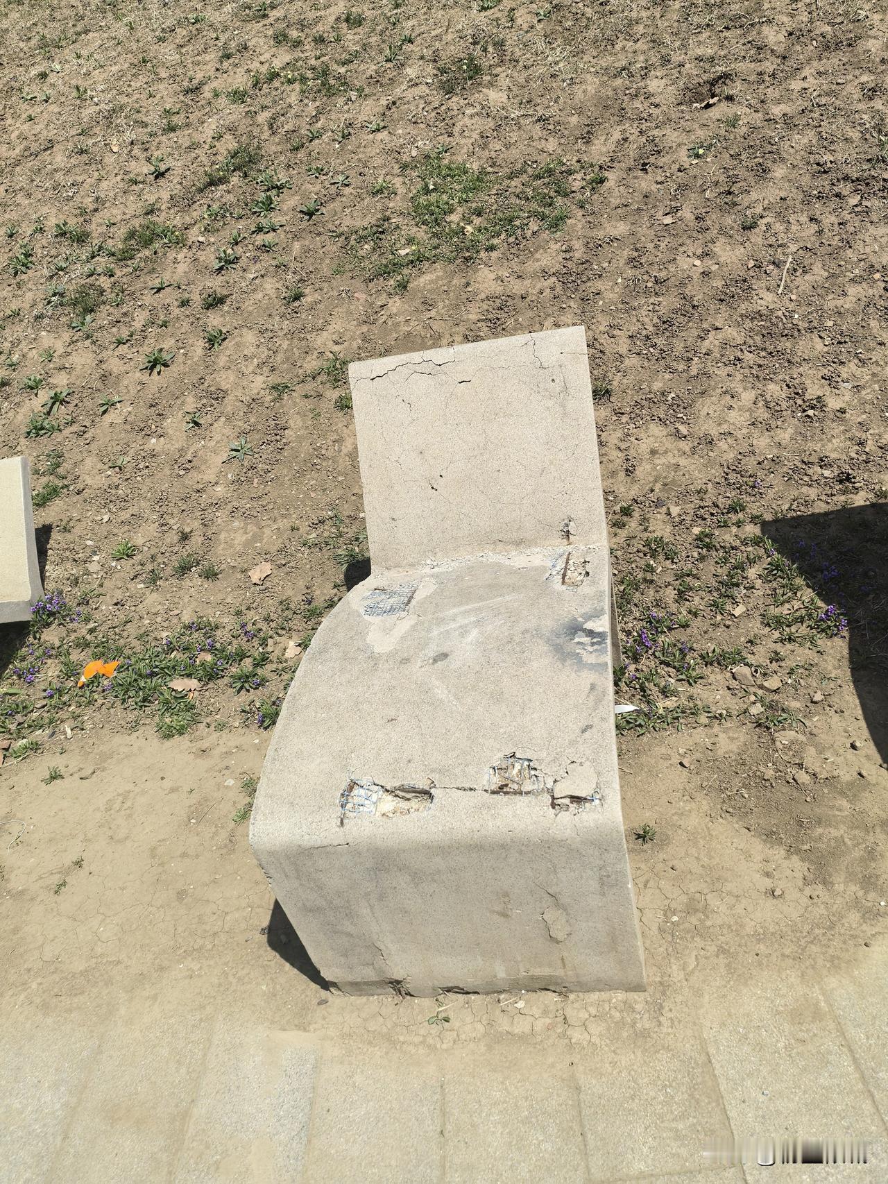 街边公园为什么要做这种石头的凳子
弄点木头椅子不好吗
这钢筋水泥的坐起来冰凉梆硬