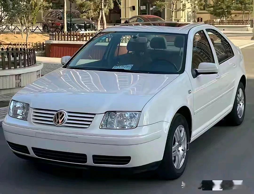 经典的一汽大众宝来。这款车能否说是捷达的升级版呢？从尺寸方面来说，这款车与捷达是
