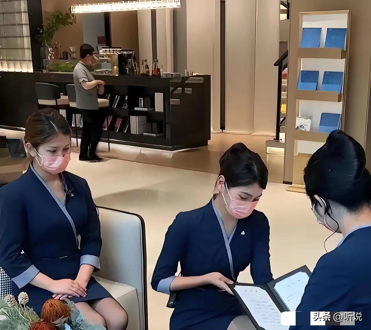 现在的服务员标准都很高，换身衣服比得上空姐了…