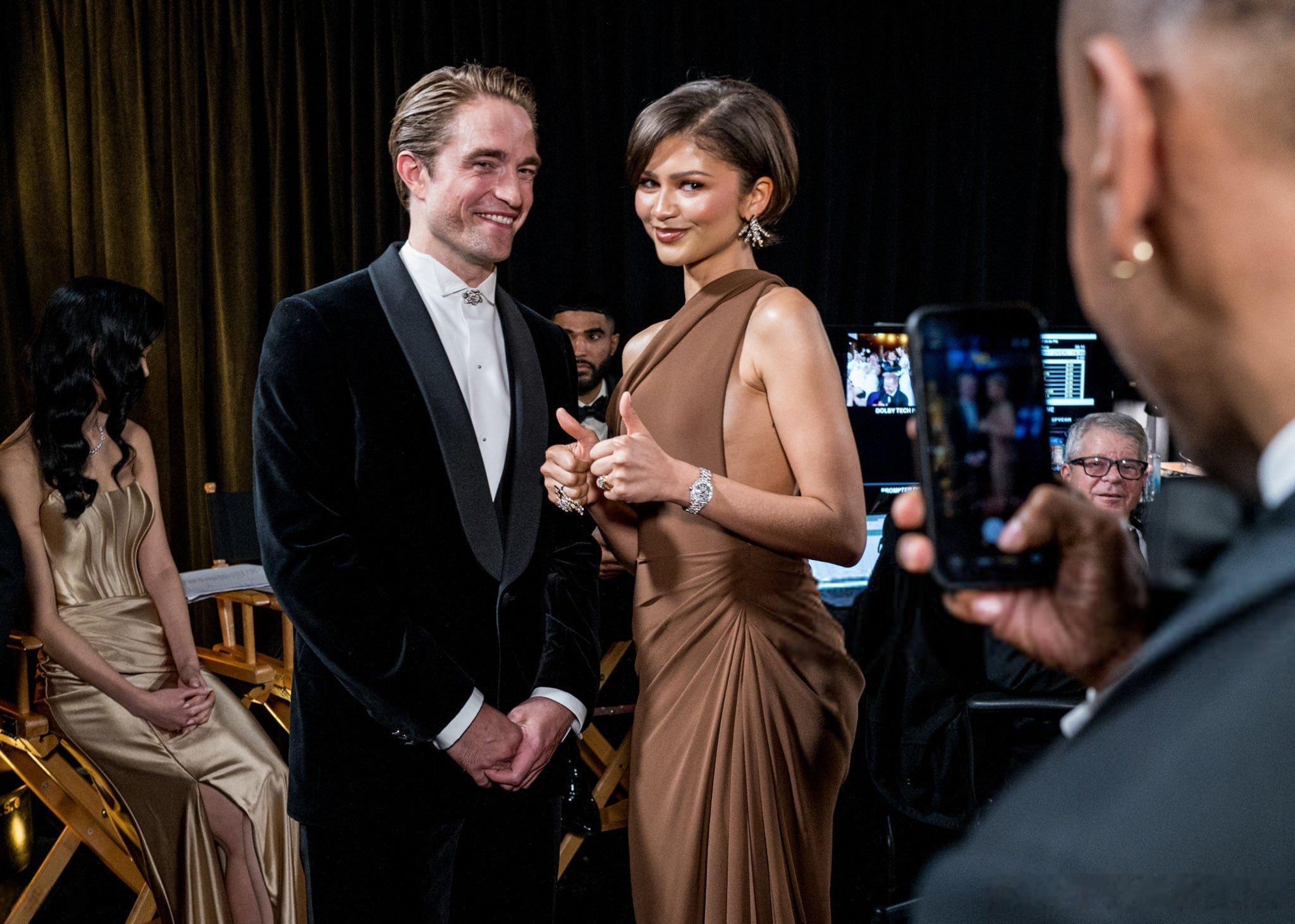 第98届奥斯卡颁奖典礼上的赞达亚和罗伯特·帕丁森（还有保罗·托马斯·安德森） 