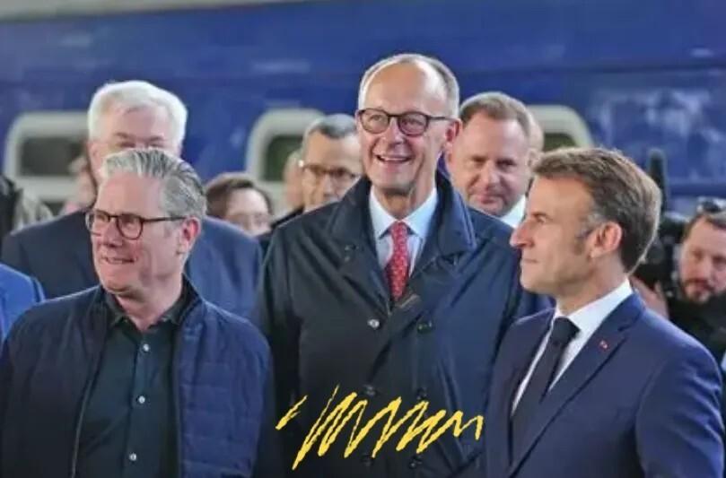 红军城失守消息一经传开，法国总统马克龙、德国总理默茨与英国首相斯塔默便迅速齐聚基