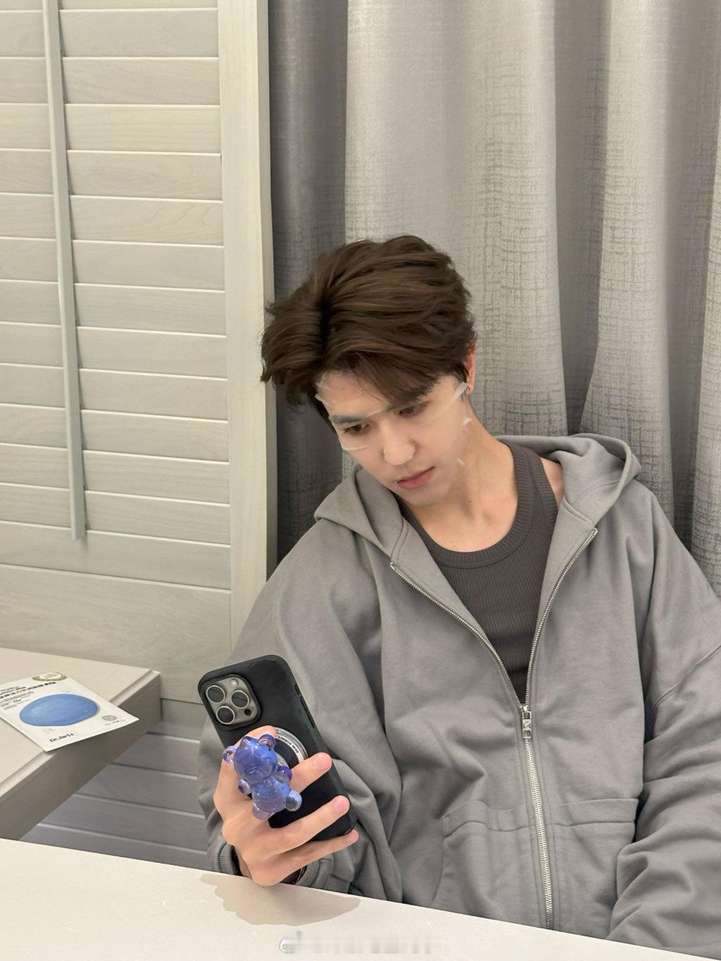 尹浩宇皮肤状态 盛典前的护肤仪式感绝了！尹浩宇专注敷面膜的模样满是对舞台的诚意，