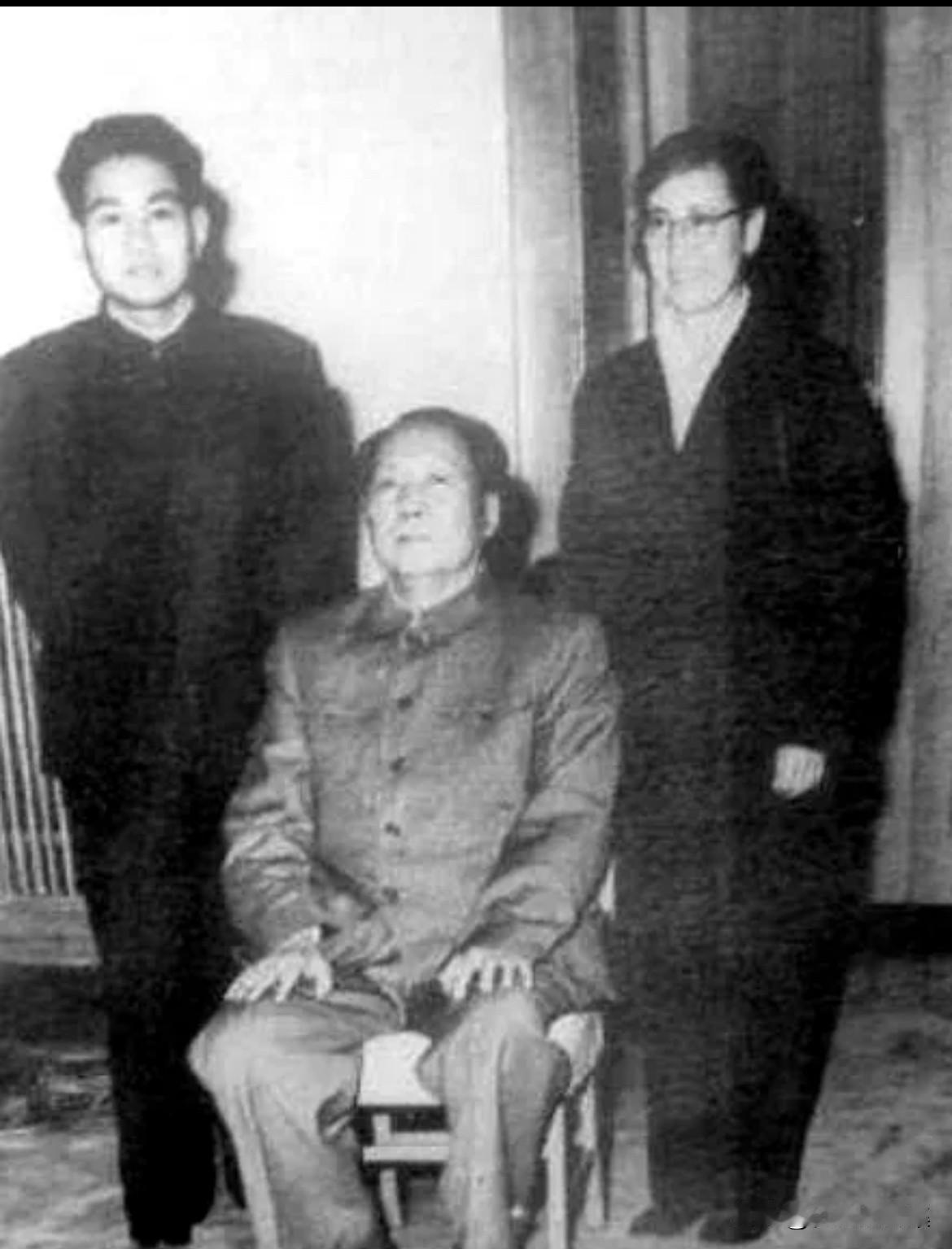 毛泽东主席与李银桥、韩桂馨夫妇的合影，是毛泽东主席与身边工作人员深厚情谊的重要见