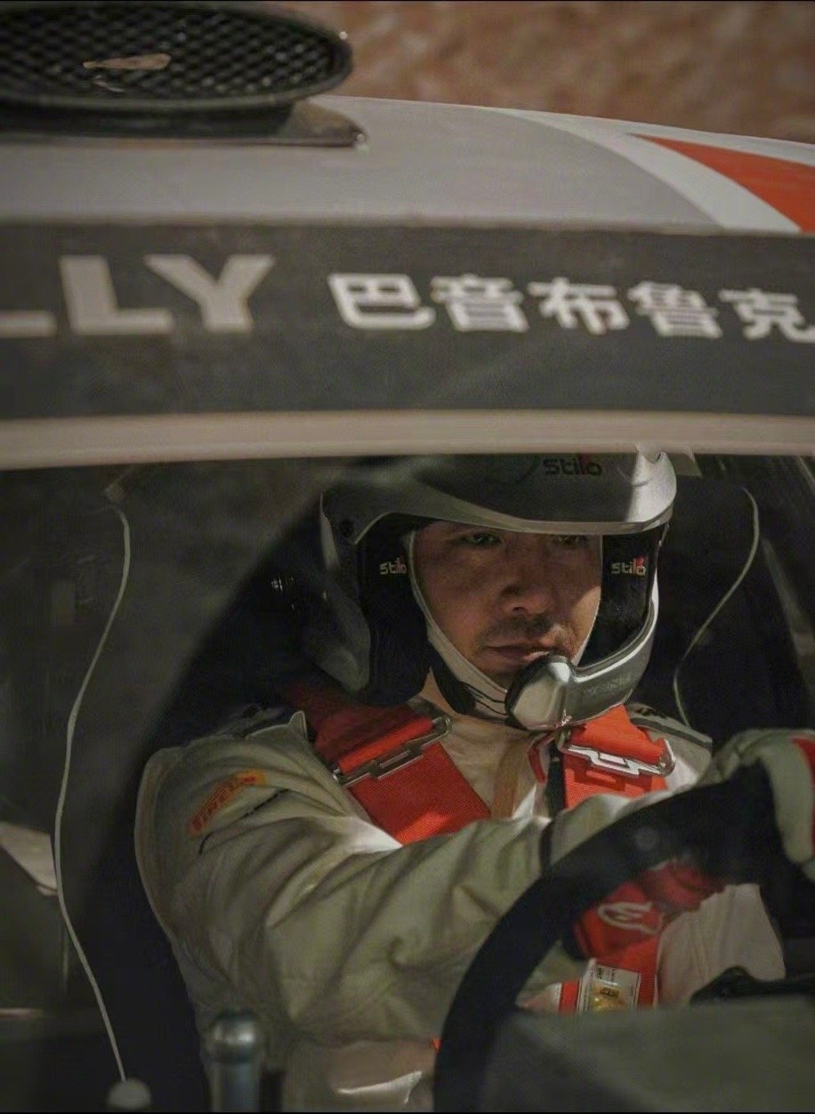 巴音布鲁克的风吹到了洛杉矶 锤哥自己都承认了：“平时开车挺稳，一坐进片场的车就想