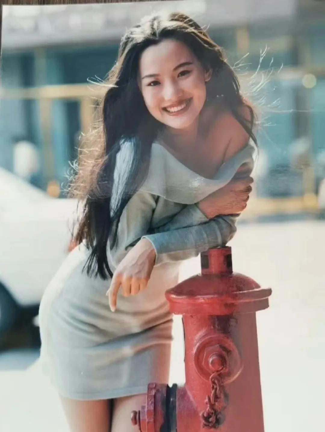 咏梅女士年轻的时候跟姜泥好像有没有，记得她演过很多剧，要说竟然一个也想不起来啦[