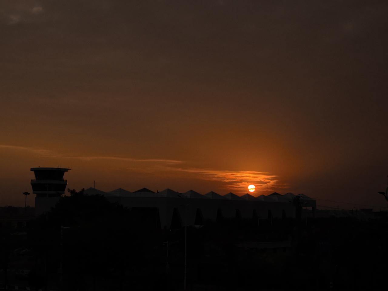 我的摄影日记落日余晖中的平潭机场剪影