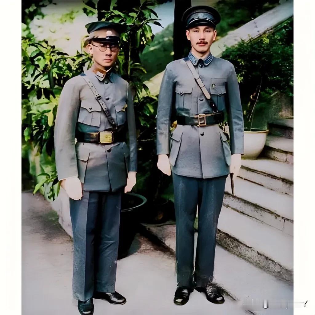 这是龙云与蒋介石年轻时的一张合影老照片，拍摄于上世纪20年代末的云南，这并非演戏