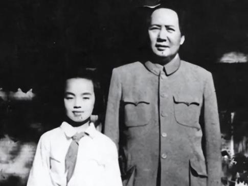 1952年6月1日，毛主席在接见少先队员代表时，听闻有一名孩子名叫左太北，亲切的