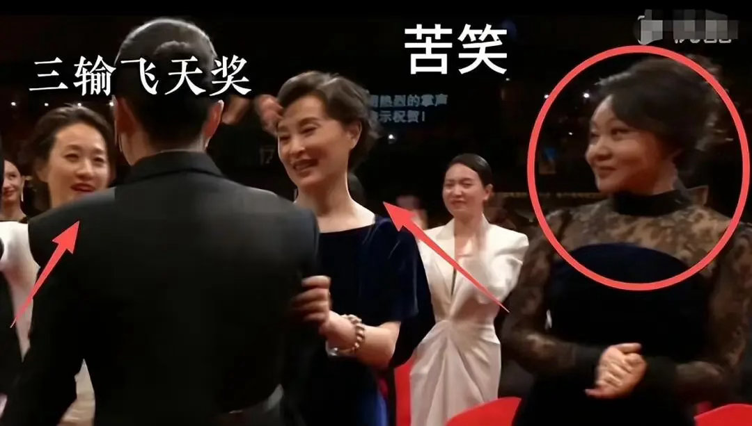 飞天奖颁奖礼上，有个镜头特别扎心。宋佳上台领奖的时候，闫妮坐在台下。镜头扫过去，
