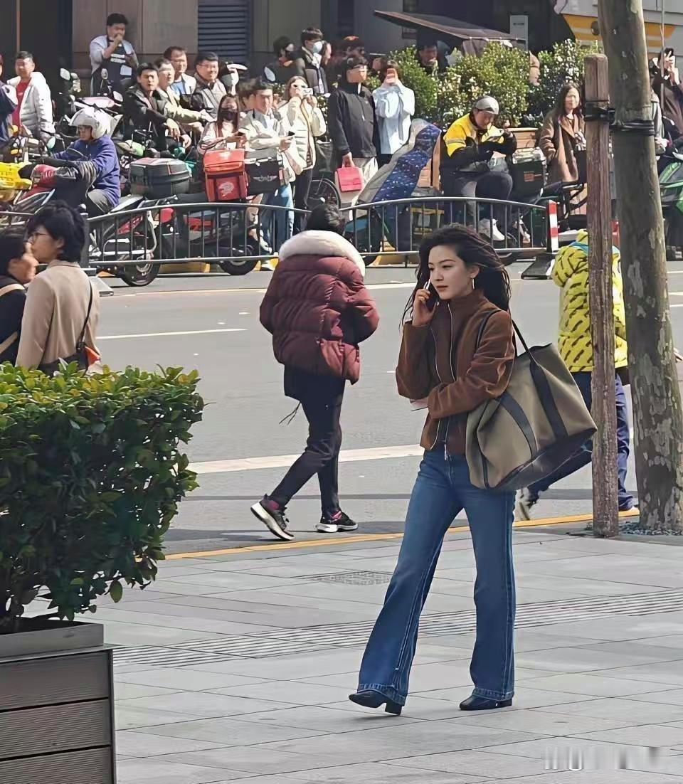 偶遇章若楠就懂了，明星的淡颜在现实中的冲击力有多大 
