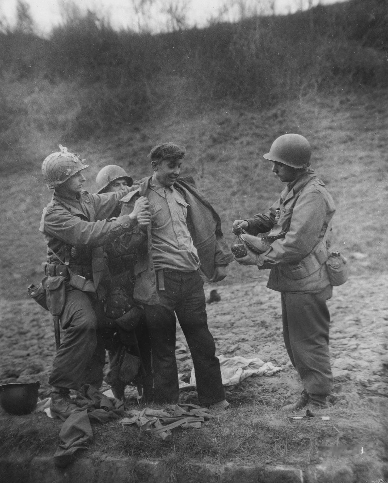 少见：苏联难民在德国加入美军作战！这张拍摄于 1945年3月21日 的历史照片，