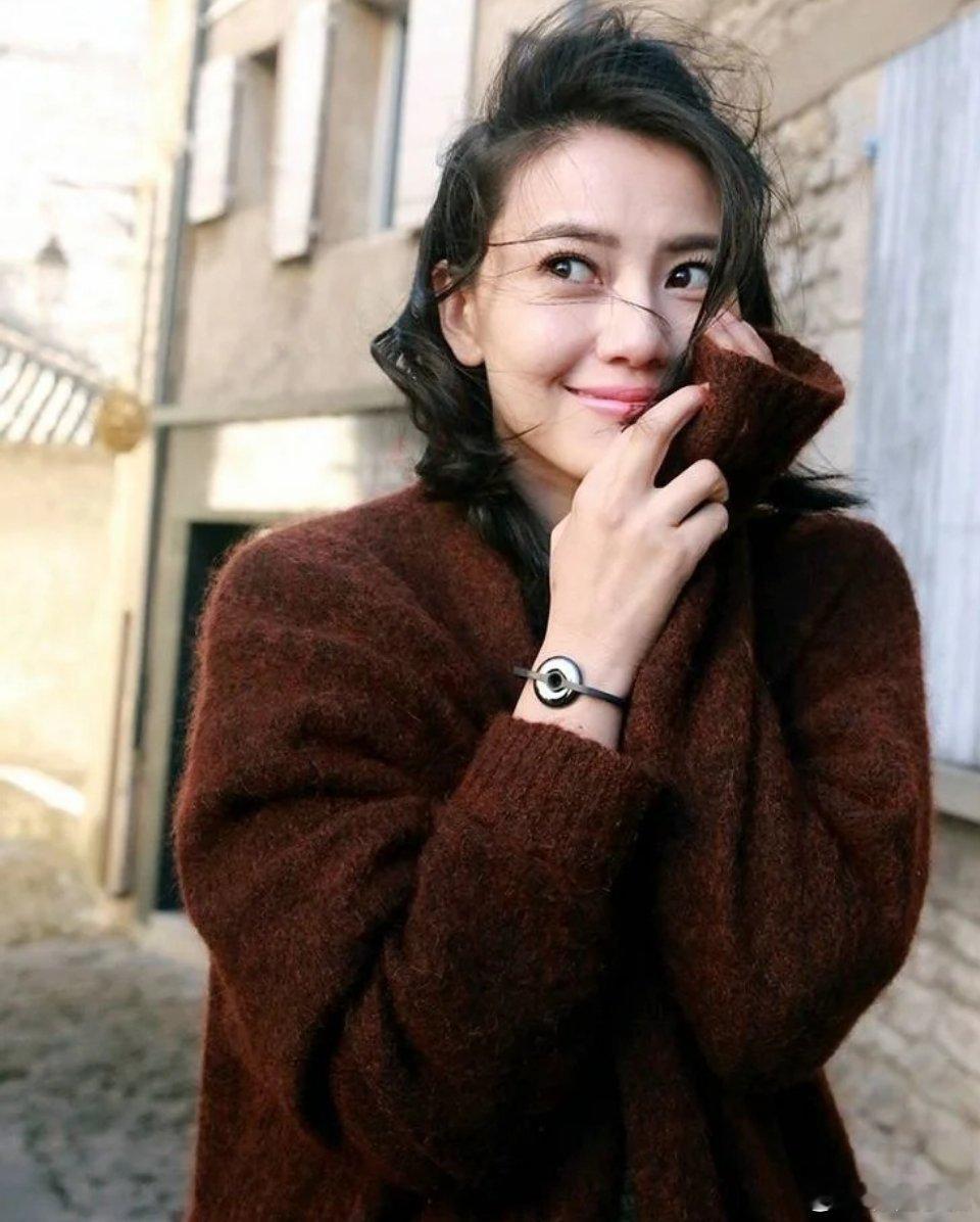 高圆圆自带白月光滤镜永远为姐的温柔气质沦陷！走出来就是自带柔光的白月光，每一帧都