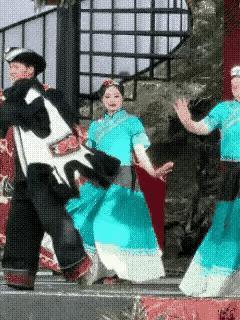 这个男演员算不算性骚扰呢？感觉他是有意而为之。看女演员下台的动作就能够感觉到她对