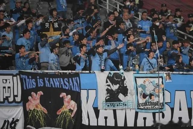中国球迷遭日本球迷袭击致重伤球踢不过就忍了，也没办法。41岁被51岁的打到骨折是