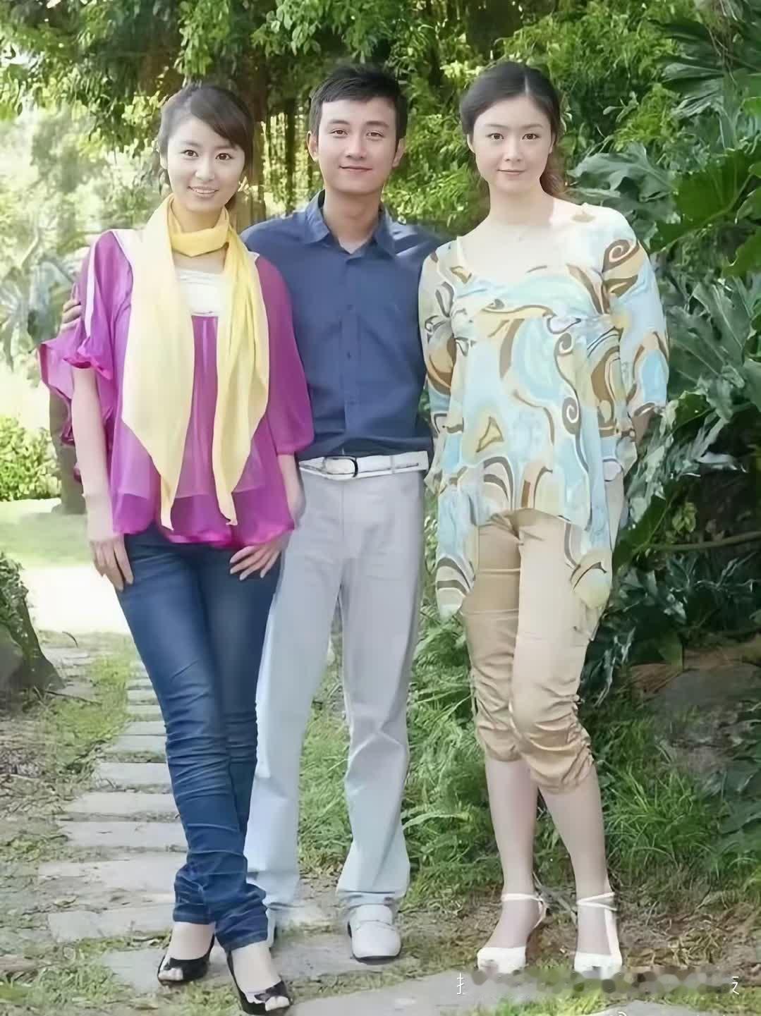 翻到林心如、文章和蒋欣的老照片，真是时光的馈赠。照片里，林心如身着紫色短袖搭牛仔