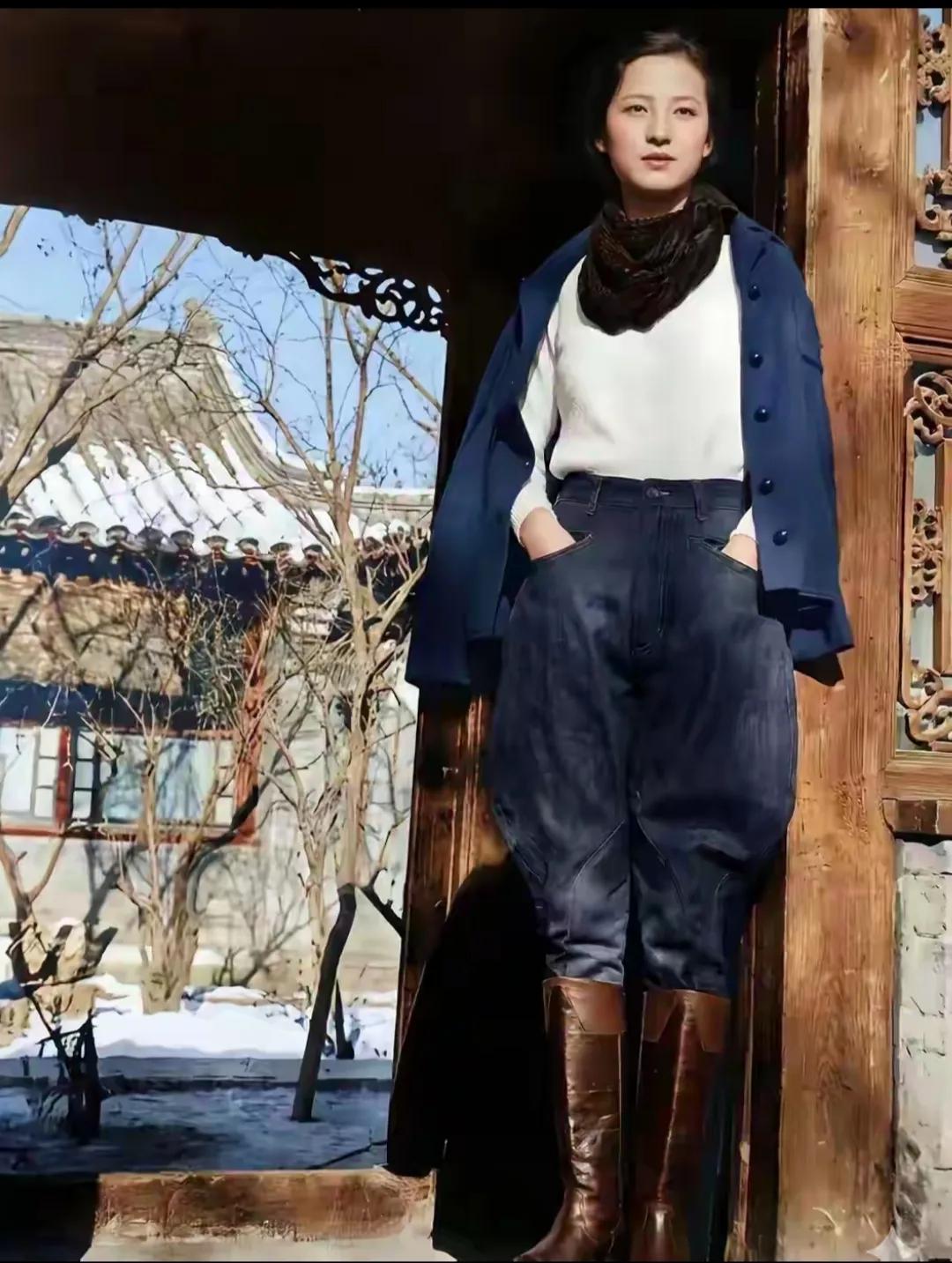 放现在也是妥妥的大美女

而且那个年代这样的着装

现在看着也很时尚

真是集美