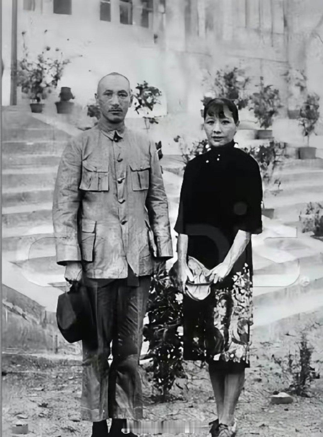 蒋介石的替身何云，太像老蒋了。 坊间曾传闻，有时候宋美龄都分不清！ 