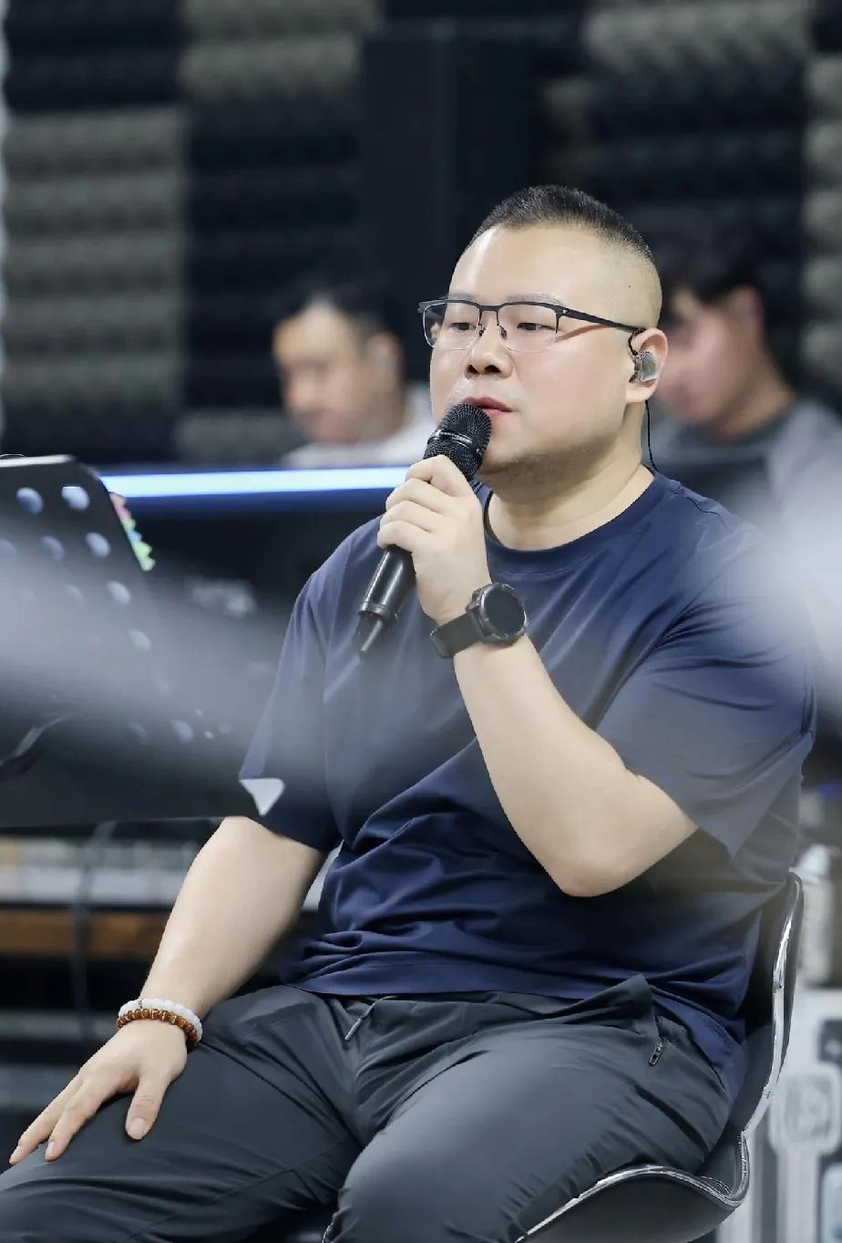 这孩子就是太实在，
谁的话都信。
说学逗唱，最后才是“唱”，他参加个音乐节就够够