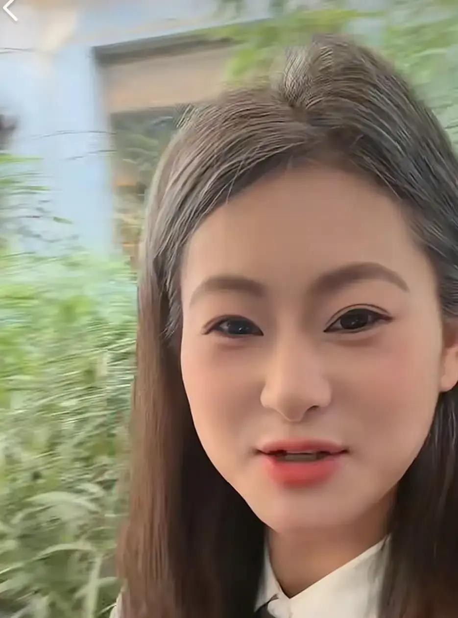 场子姐刚在深圳卫视门口开直播就被安保劝停。
她穿那件标志性红外套，刚说两句婚姻维