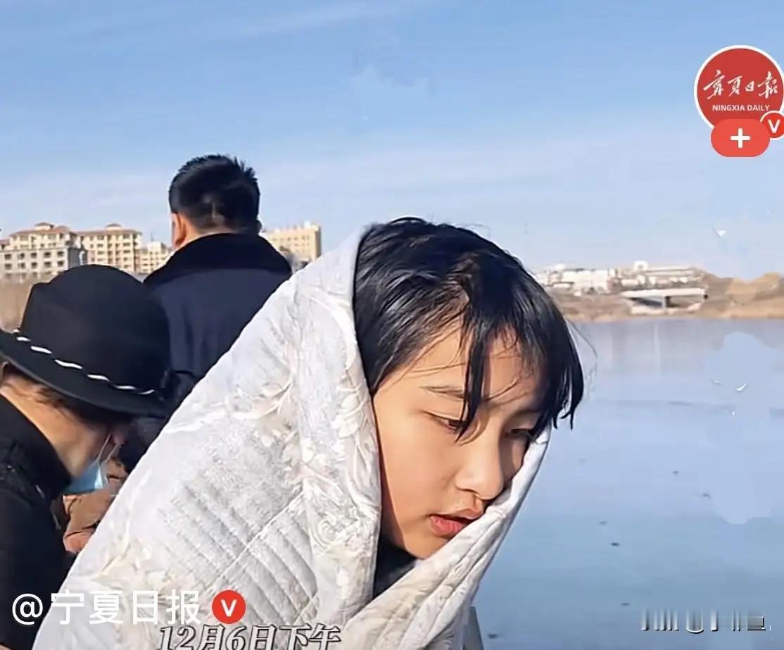 近日，宁夏一4岁小男孩不慎掉入冰窟中，放学的13岁女孩李佳婷毫不犹豫的就要赶紧救