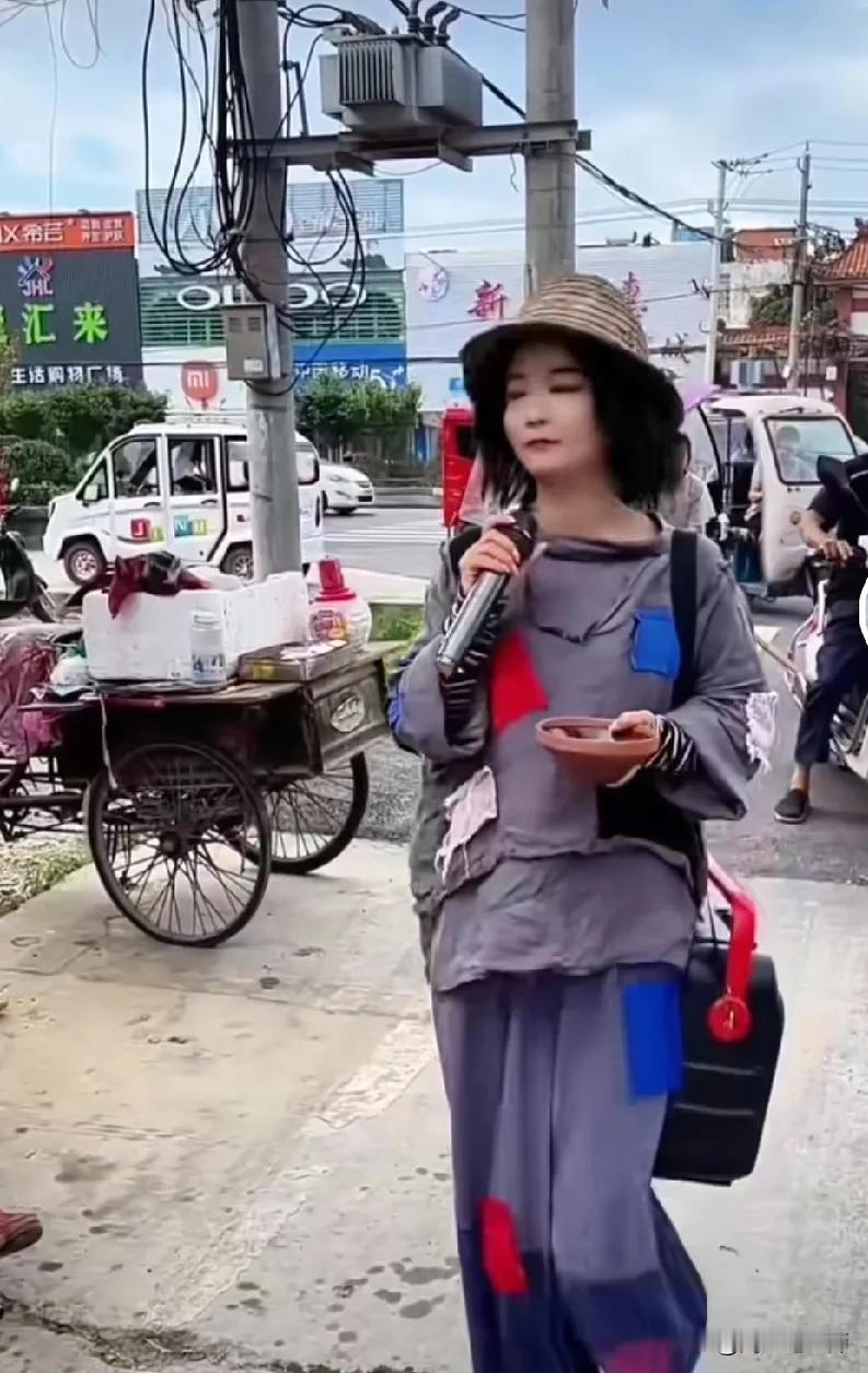 谁也想不到下面两张图片竟是同一个人，马要䯃配，人要衣装啊！