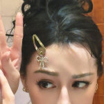 迪丽热巴包上挂了labubu谁分得清迪丽热巴是小猫还是雕塑🎀看迪丽热巴的包，l