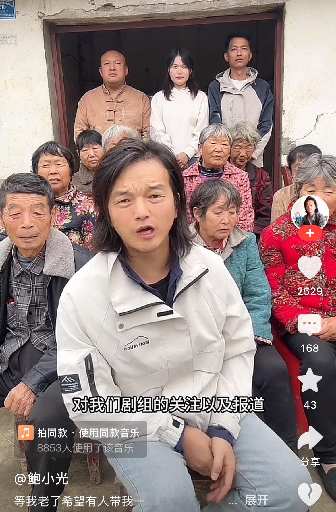 这下出名了，
全国人民都知道了，
农村小伙竟然带着全村的老人，拍起了三国电视剧。