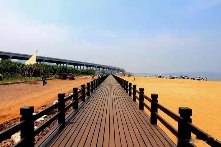 不少人都说大连没有细沙的海滩，但是老大连人都知道夏家河子一直是天然的细沙，说脏那