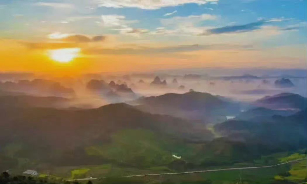 贺州，仿佛有一种魔力，让人第一眼就意外，第二眼看了觉得宁静，第三眼便满是不舍。 