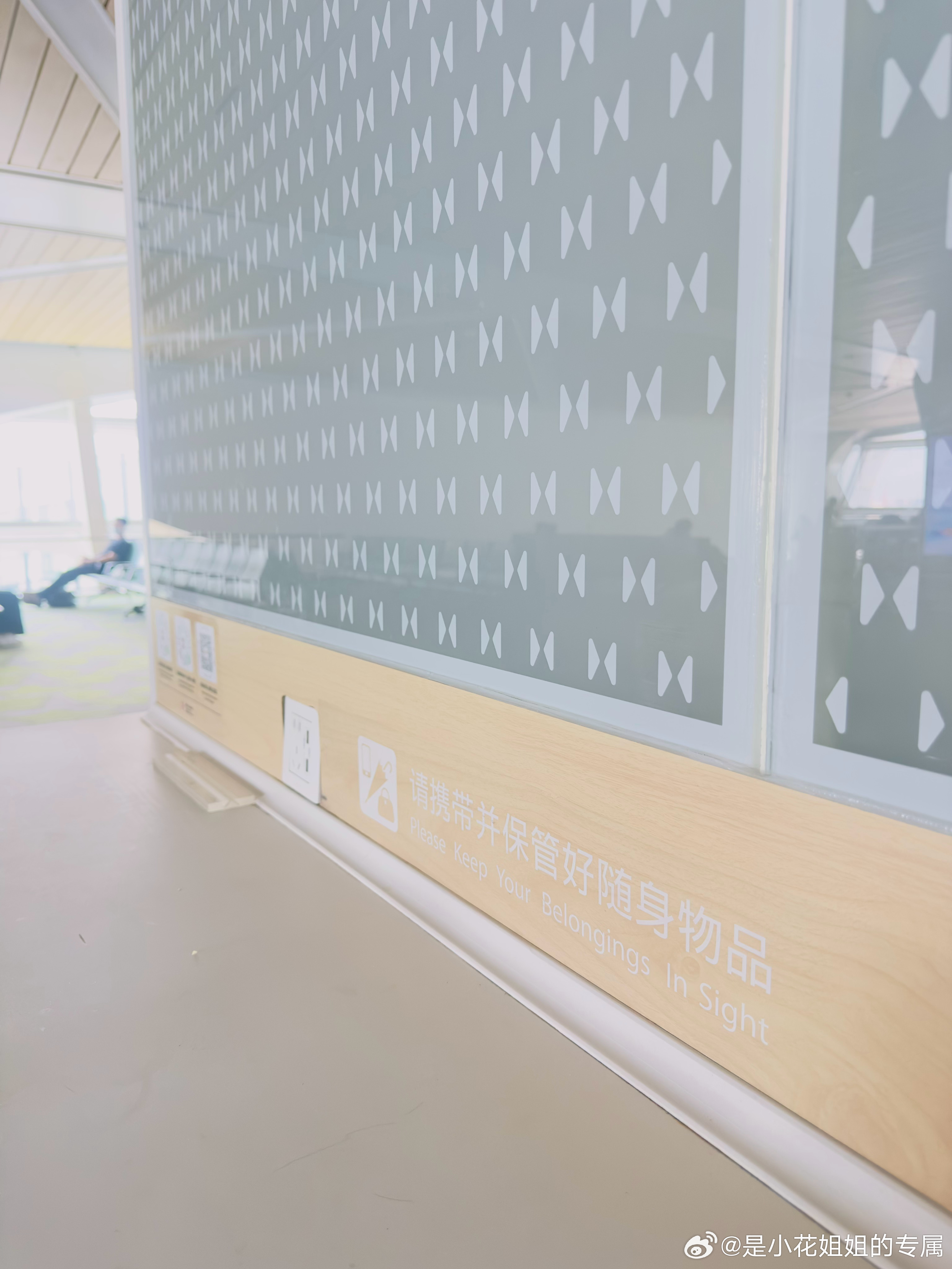 大写的服深圳机场卫星厅507B登机口的一排充电插头都不能用，太绝了～整整6个，我