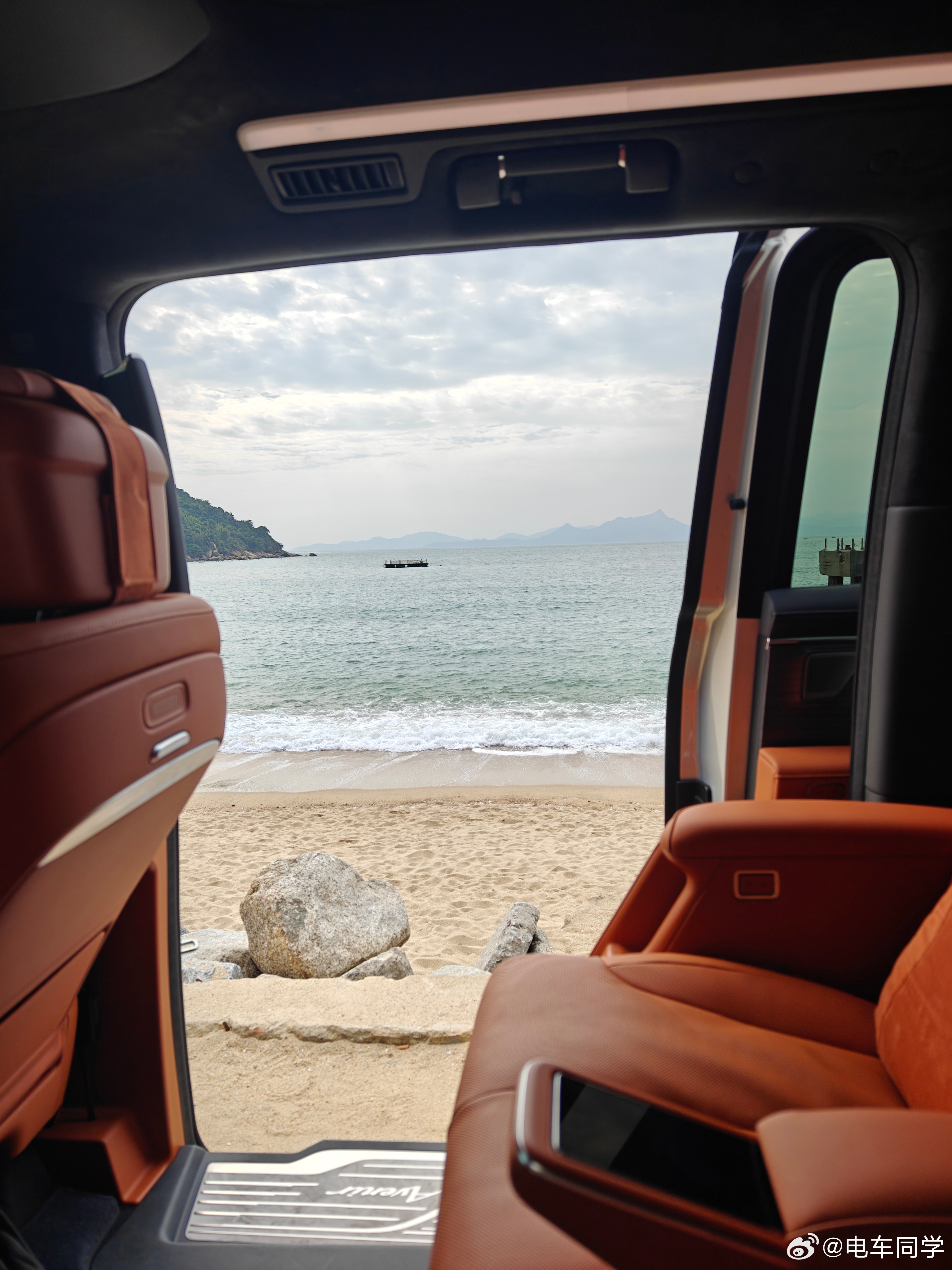 我觉得吧，MPV的好处就是只要停在景点旁，车就能变成观景台，坐着吹吹风挺舒服。电