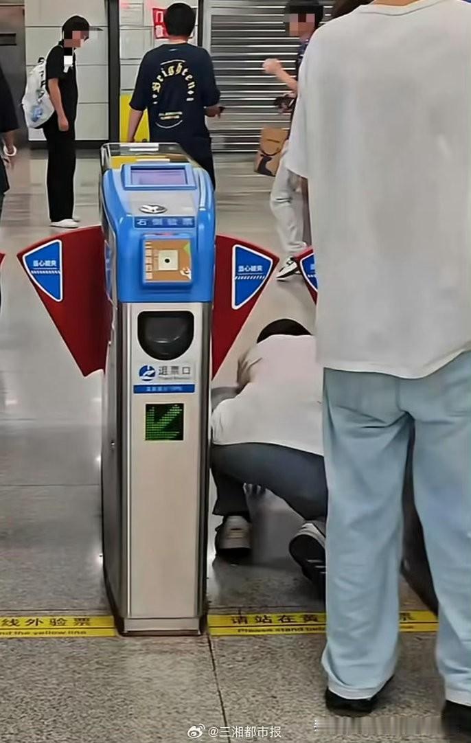 2026年9月，一段南昌地铁多人钻闸机逃票的现场视频在网络广泛传播，引发社会热议