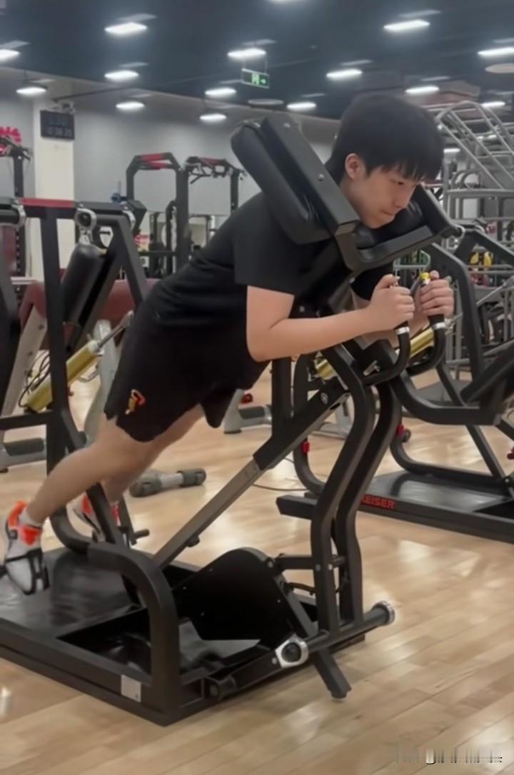 王队：我努力成什么样我自己知道！其实我们也知道！最近国乒在崇明岛上封闭训练，虽然