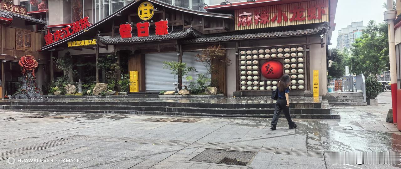 在重庆，老甘家是最有人气的网红店，但是，其排放的食物垃圾，却对附近的人行道造成了