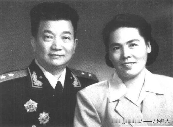 1959年李雪三中将与夫人柏曼卿在天安门参加国庆十周年观礼后合影留念。