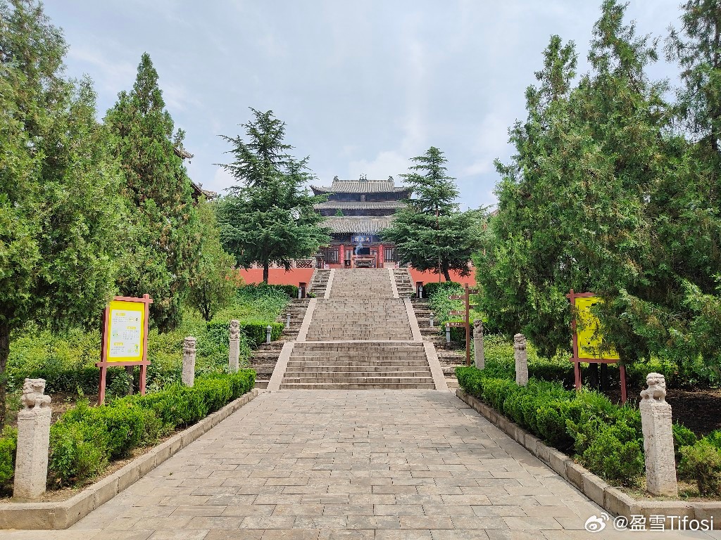 稷山•大仏寺。有元代塑像的地藏王菩萨殿不开，只能看金代土质大仏。 运城·大佛寺