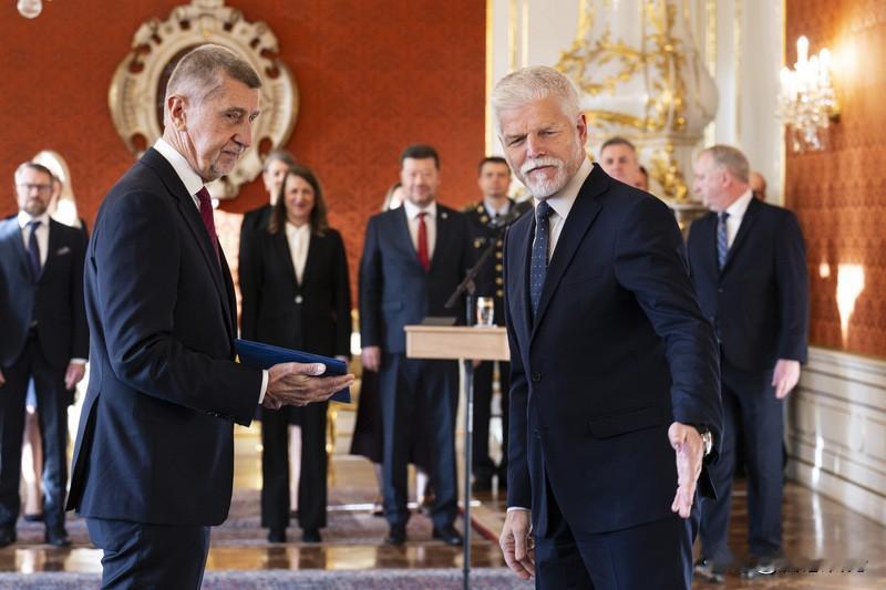 捷克政坛连环斗：总理拟召开撮合总统和外交部长分歧谈判会
洲哥讲时事 当地时间20