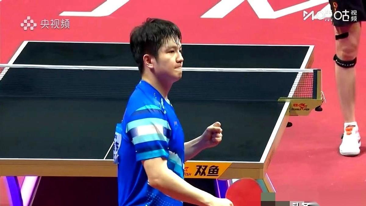 那一瞬间，球落地，胜负已分。
樊振东赢了。
但他那个庆祝，轻得像怕惊扰了谁。
就