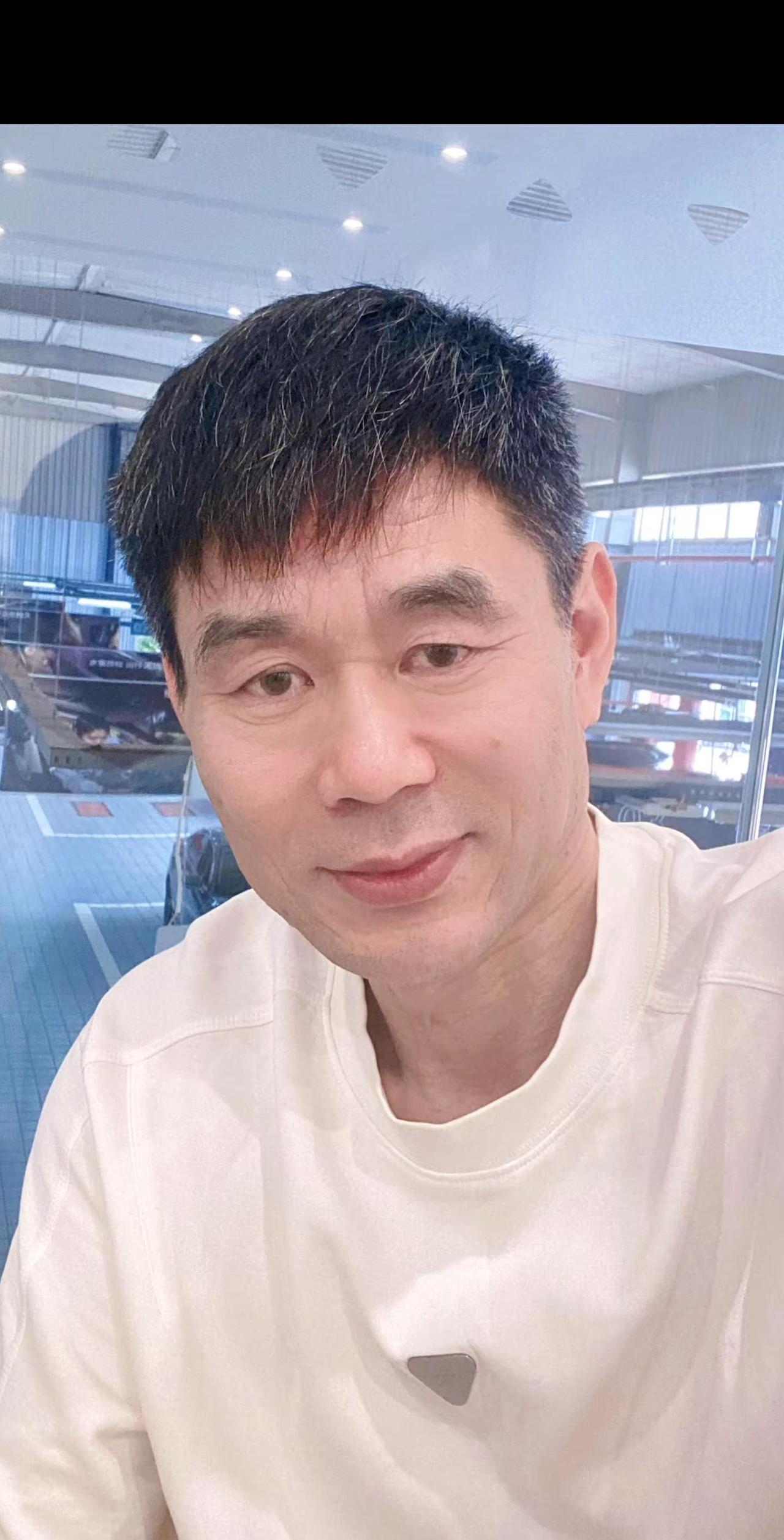 中年男人的运动日常 自然松弛感 大叔的健康生活 普通人的日常状态 做个阳光向上的