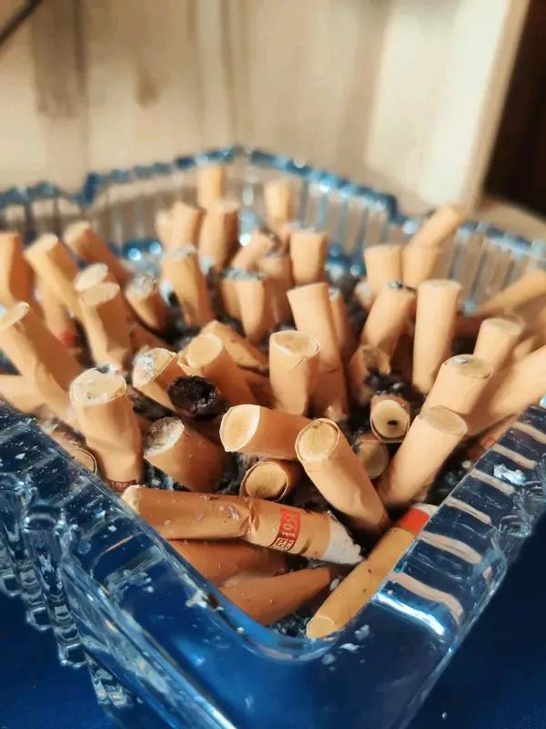 抽烟与不抽烟的伤害分析
这个问题，我父亲抽烟几十年每天从一包烟，抽到4包烟。抽的