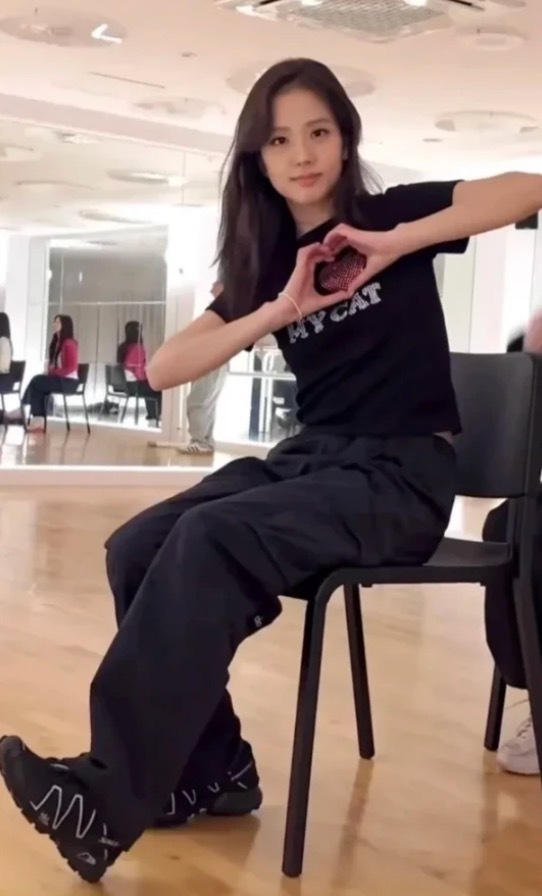 萨门迎来金掌门金智秀萨门混搭风JISOO解锁新身份萨门混搭风金智秀交出满分答卷！