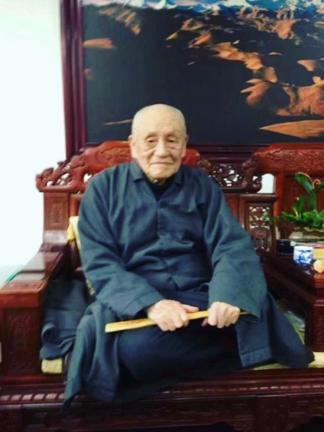 对三宝一定得恭恭敬敬。现在有很多二宝弟子，信佛信法不信僧。这样一来，没信佛也没信