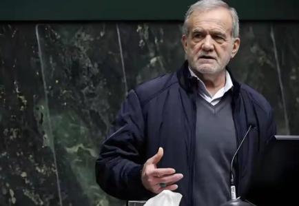 特朗普逼伊朗无条件投降，伊方硬核反击，无人机击中美军航母破神话！中东战事焦灼之际