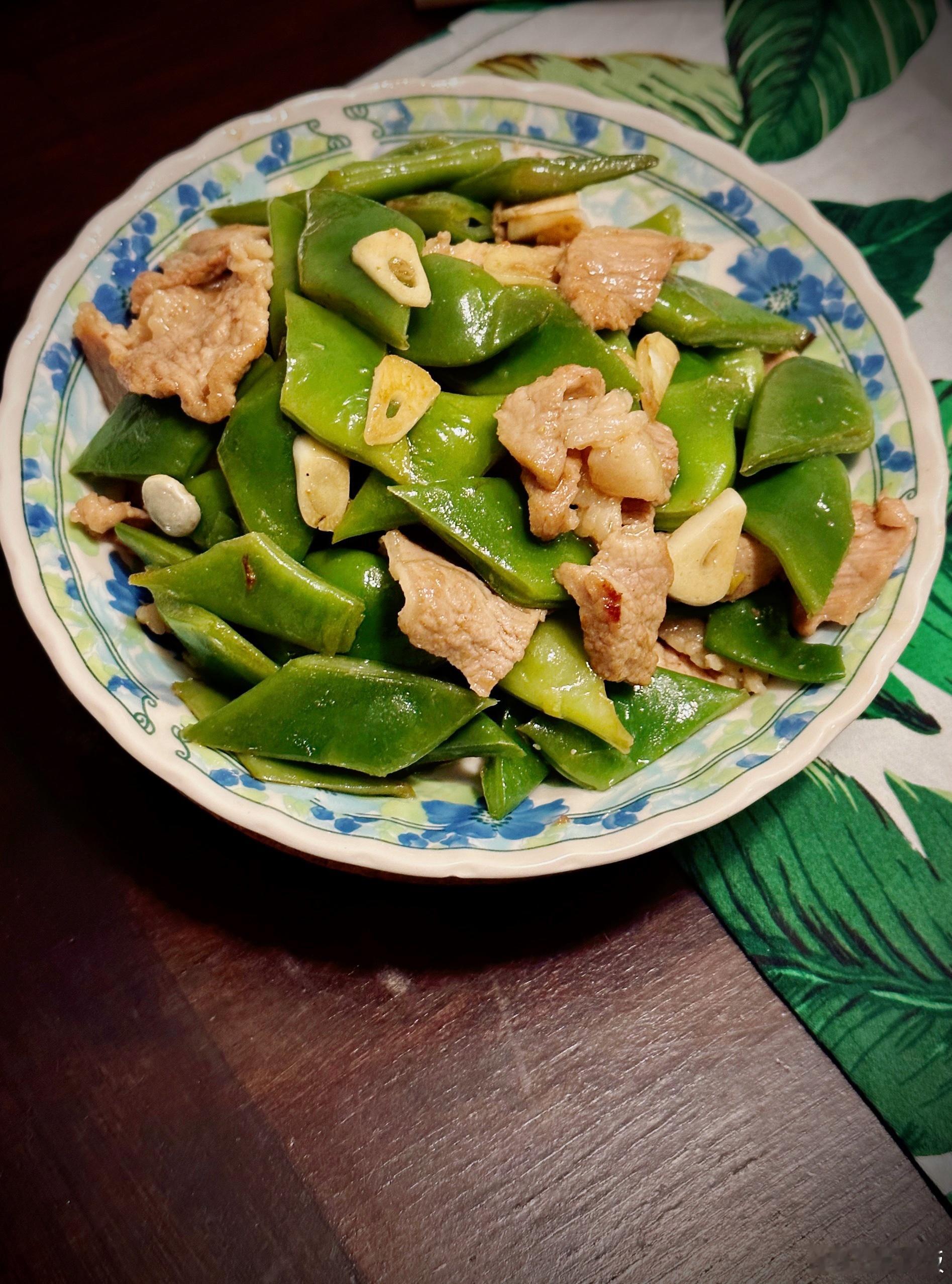 第一次做油豆角焖肉片，肥糯美味，鸡火枸杞芽，几乎不放盐，全靠诺邓火腿带点咸，突出