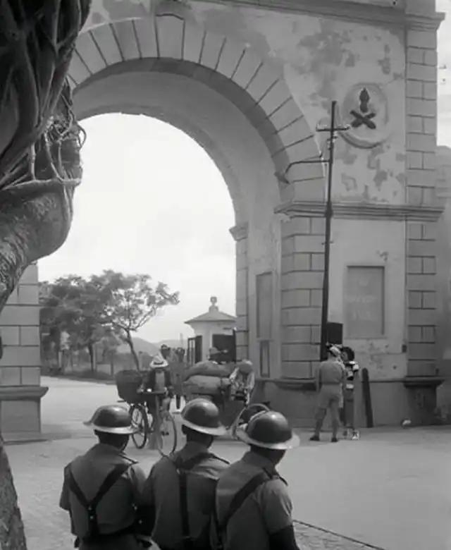 1952年，澳门葡军在关闸边境蓄意挑衅，炮轰我方阵地导致国旗受损，造成我边防官兵