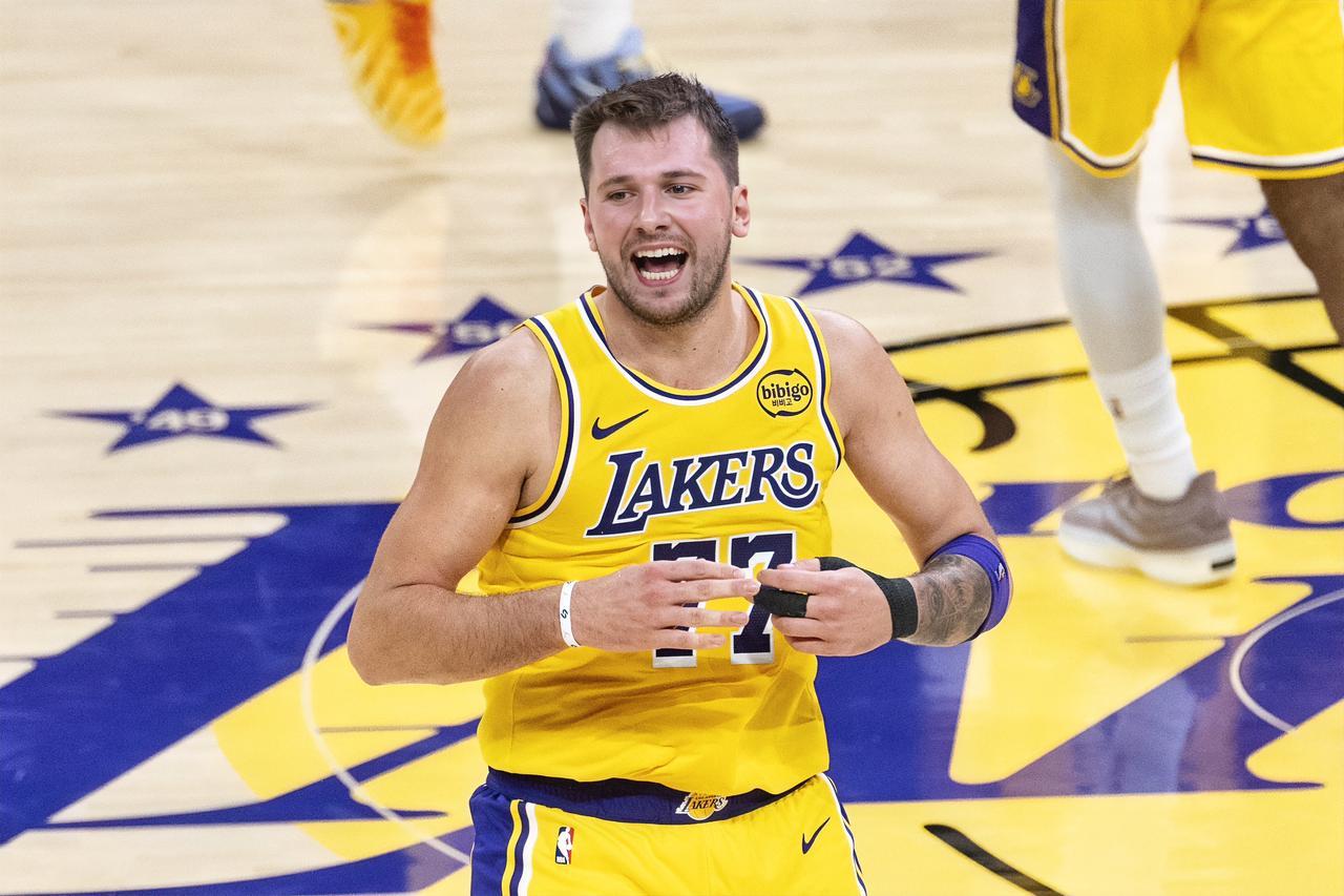 东契奇：小里说你可以场均40+，你信吗？？
里夫斯：大当家复出了，你打得畏首畏尾