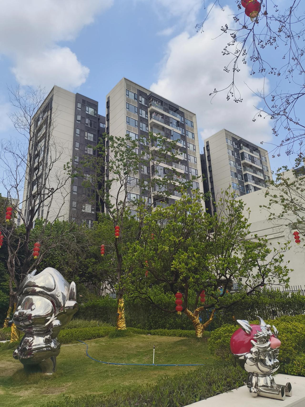 终于还是忍不住在广州买房了
在广州打拼六年了，去年的的时候看上了一套三房两厅的房