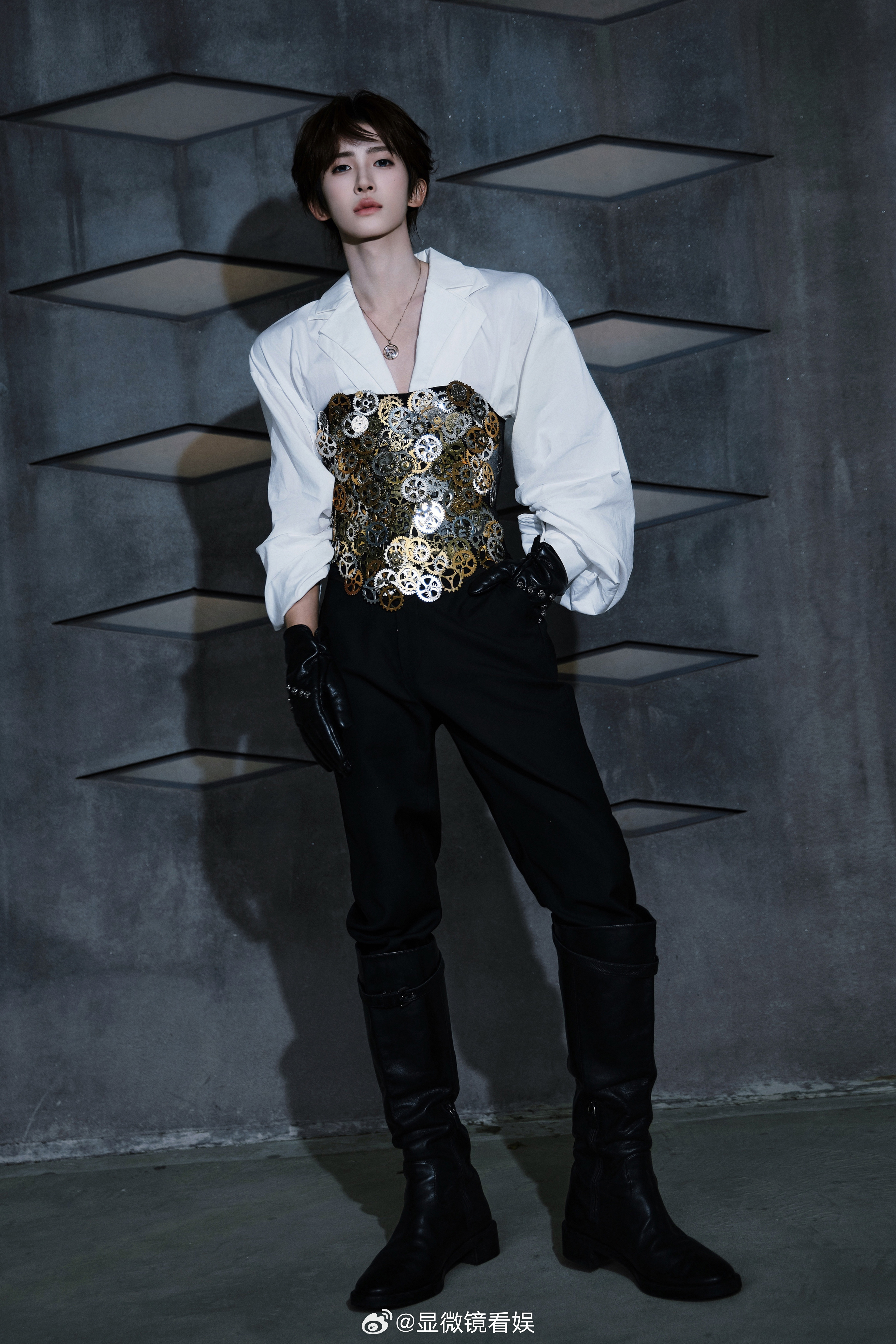 刘宇齿轮腰封骑士装今晚出发图来咯！齿轮腰封骑士装造型，犹如从中世纪画卷中走出的英