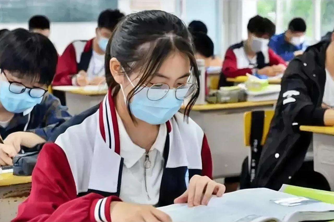 刘同说：
“高考的可贵，
就在于它的纯粹，
所以一定要把握最后的时机，
在最纯粹