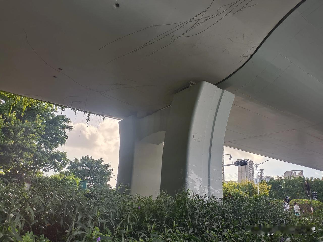好人与滥好人，只有一步之遥。
能力范围内，尽自己所能去帮该帮的人，是好人；
缺乏